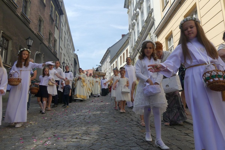 W drodze do drugiego ołtarza przy Zamku Sułkowskich.