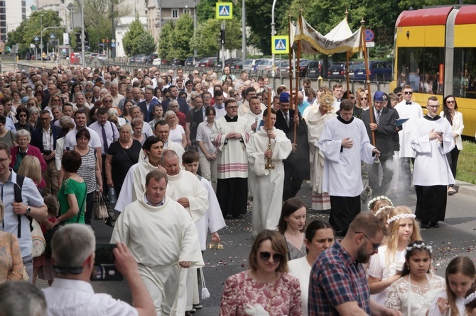 Pan Jezus na kwietnych dywanach. Boże Ciało na Kamionku