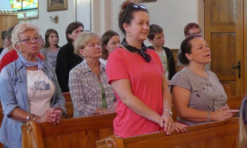 Pielgrzymowanie rozpoczęła Msza św. w kościele Narodzenia NMP w Porąbce.