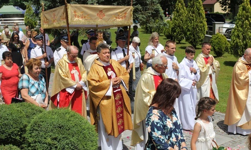 Po Mszy św. parafianie i duszpasterze przeszli w procesji z Najświętszym Sakramentem wokół kościoła.