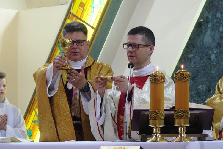 Ks. dr Marek Studenski (z prawej), przewodniczył Mszy św. odpustowej w Kętach. Obok - ks. proboszcz Wacław Pelczar.  