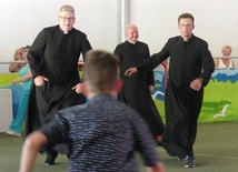 W turnieju piłki ręcznej drużyna księży zagrała w służbowych strojach.