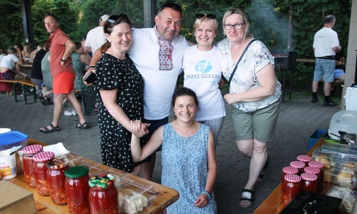 Część ekipy organizatorów festynu rodzinnego "Pisarzowice dla Ukrainy".