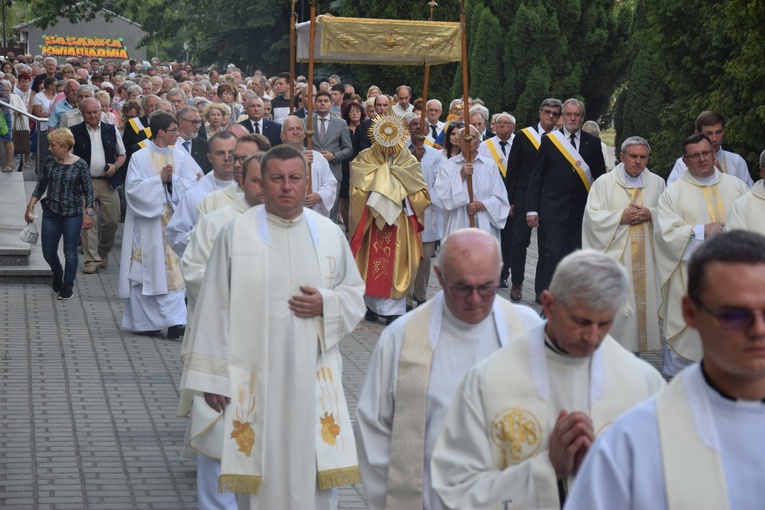 Na zakończenie Mszy Świętej odbyła się procesja eucharystyczna wokół świątyni.