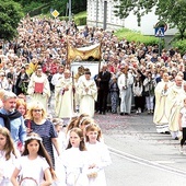 ▼	Koszalinianie tłumnie wzięli udział w miejskiej procesji.