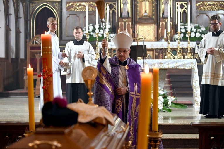 Bp. Marek Mendyk przewodniczył zarówno Mszy św. pogrzebowej jak i obrzędom ostatniego pożegnania.