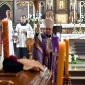 Bp. Marek Mendyk przewodniczył zarówno Mszy św. pogrzebowej jak i obrzędom ostatniego pożegnania.