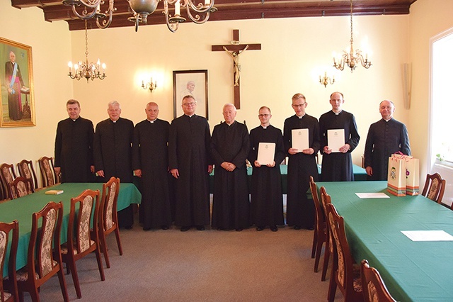 Świeżo wyświęceni księża z rąk ordynariusza otrzymali dekrety na pierwsze parafie.