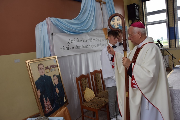 Biskup Ordynariusz poświęcił obraz błogosławionych kapłanów.  