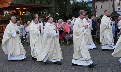 Tradycyjnie, w czerwcowym czuwaniu w Hałcnowie uczestniczyli także księża neoprezbiterzy.