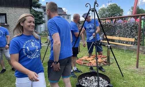 O organizację pikniku dbała ekipa parafialnych wolontariuszy w błękitnych koszulkach z wizerunkiem św. Andrzeja.