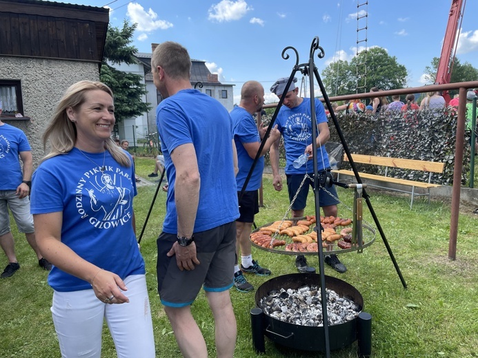O organizację pikniku dbała ekipa parafialnych wolontariuszy w błękitnych koszulkach z wizerunkiem św. Andrzeja.