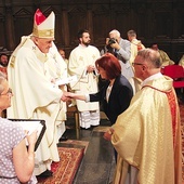 ▼	Kardynał wręczył dokument synodalny księżom dziekanom reprezentującym wszystkie dekanaty archidiecezji.