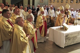 Na dziękczynnej Mszy św. wspólnie modlili się księża, pracownicy i przyjaciele Domu.