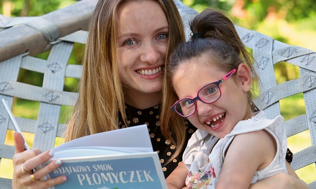 Do napisania pierwszej bajki o smoku Płomyczku Wioletę Piróg zainspirowała jej córeczka Olisia. Dziewczynka urodziła się z chorobą genetyczną, która sprawia, że nie rozwija się jak zdrowe dzieci.