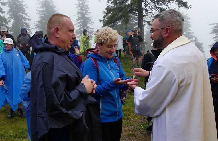 Każdy mógł przyjąć namaszczenie rychwałdzkim olejkiem radości - małżonkowie otrzymywali także specjalne błogosławieństwo.