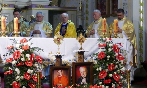 Kardynał Kazimierz Nycz przewodniczył uroczystościom w Rajczy.