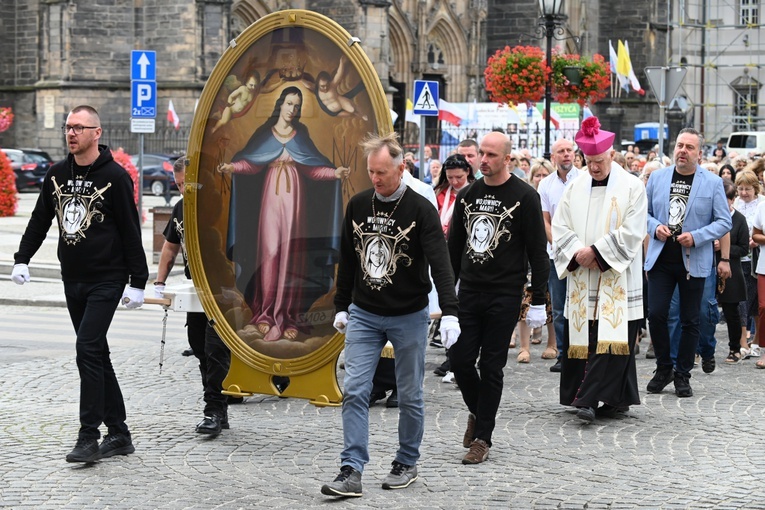 W procesji za obrazem poszedł z wiernymi bp Ignacy Dec.