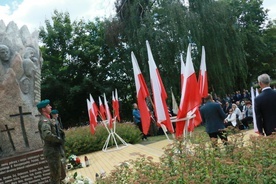 Uroczystości pod pomnikiem ofiar zbrodni wołyńskiej w Lublinie.
