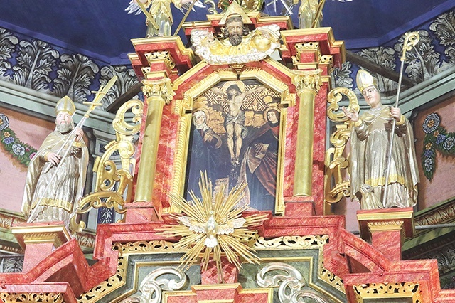 ◄	XVI-wieczny obraz „Ukrzyżowanie” w zwieńczeniu odrestaurowanego ołtarza głównego.