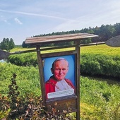 	„Człowiek w umiejętnym obcowaniu z przyrodą odzyskuje spokój, ucisza się wewnętrznie” – powiedział papież Jan Paweł II w 1980 roku w Castel Gandolfo. Na zdjęciu: Pamiątkowa tablica, którą znajdziemy na trasie spływu.