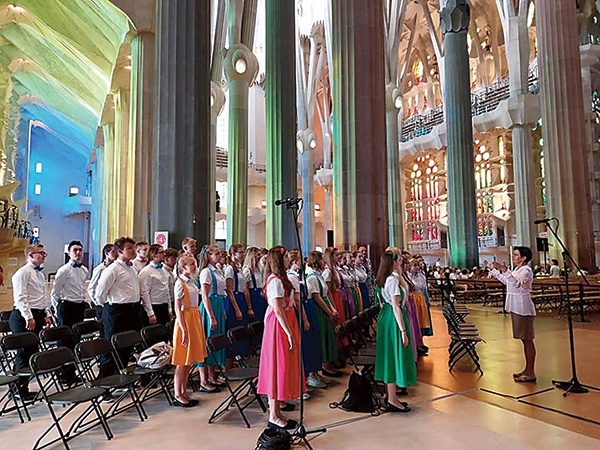 ◄	Tego występu w wypełnionej ludźmi świątyni projektu Gaudiego młodzi płocczanie długo nie zapomną.