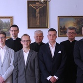 Kandydaci na pierwszy rok studiów w seminarium z zarządem. Drugi od lewej prefekt ks. Sławomir Czajka, czwarty od lewej rektor ks. Marek Adamczyk, drugi od prawej wicerektor ks. Jacek Mizak.