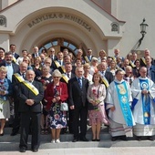 Uczestnicy spotkania przed skarżyskim sanktuarium z ks. Jerzym Karbownikiem i ks. Januszem Chyłą (trzeci od prawej).Z prawej Delegat Stanowy Krzysztof Zuba.