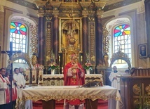 Biskup pobłogasławił wiernych relikwiami świętej patronki.