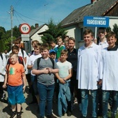 Ministranci na pielgrzymce do Wąwolnicy.