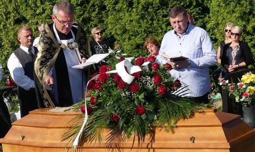 Ks. proboszcz Piotr Sadkiewicz przewodniczył ostatniemu pożegnaniu Marii Ciurli.