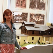 ▲	Doktor Joanna Wiśniewska, kuratorka wystawy, zaprasza  do poznania nałęczowskich historii.