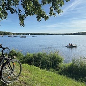 ▲	Wiele osób decyduje się przyjechać nad jezioro rowerem i przesiąść się na rower wodny, kajak lub paddle board.