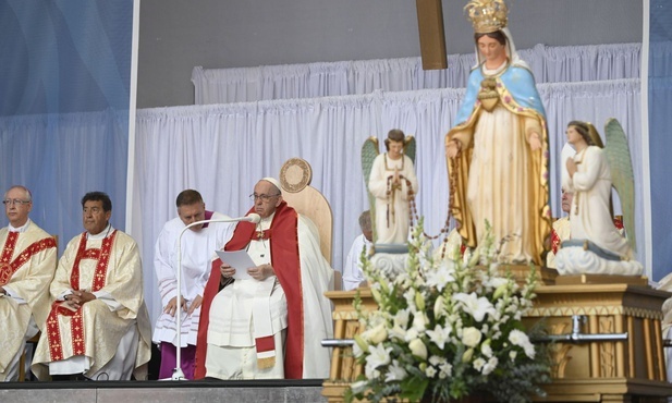 Papież wygłasza homilię