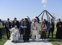 Papież z przedstawicielami ludów tubylczych nad Jeziorem św. Anny