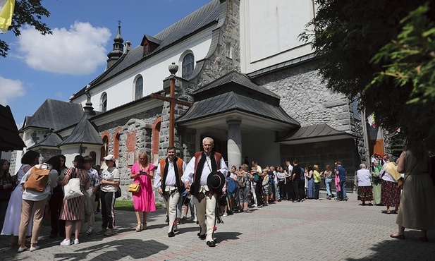 Do kościoła w Poroninie przychodzą nie tylko stali parafianie, ale i tysiące turystów.