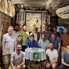 Młodzi jezuici w grocie w Manresie, gdzie powstały „Ćwiczenia Duchowne” św. Ignacego.