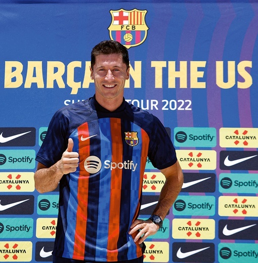 Robert Lewandowski prezentuje się w koszulce FC Barcelona.