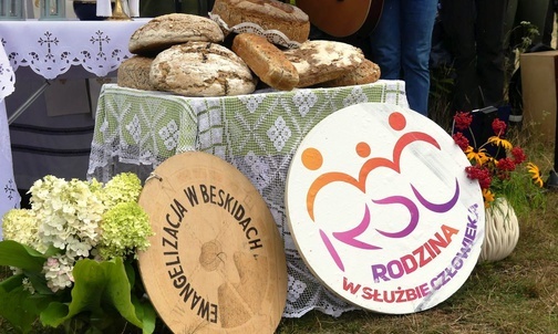 Pachnace bochny chleba to znak, że spotkanie EwB przygotowała wspólnota Krzew Winny z Jawiszowic.