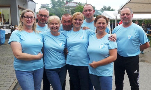Ekipa małżonków prowadzących Fundację "Krzyż Dziecka" w Pisarzowicach.