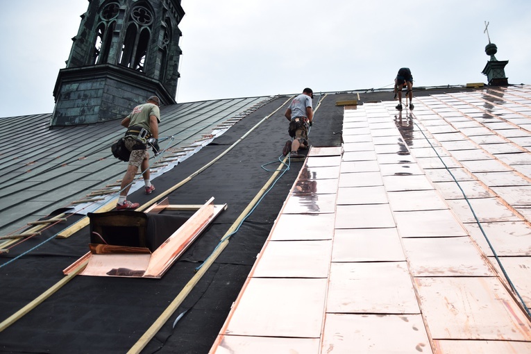 Remont dachu katedry sandomierskiej