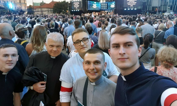 Radomscy alumni podczas koncertu "(Nie)zakazane piosenki" w Warszawie