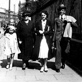 Bohater z rodziną. Od lewej Janina, Terenia, za nią Tolek, matka Matylda Żelazna z Mazurkiewiczów, Kazimiera. Zdjęcie wykonane w Warszawie przed agresją niemiecką.