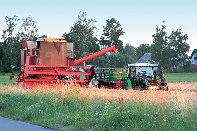 	Czerwony Bizon – duma Fabryki Maszyn Żniwnych w Płocku.  Do dziś kombajny te pracują na polach. Rolnicy cenią je za łatwość obsługi i dostępność części. 