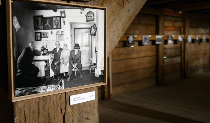 Wystawę można oglądać w spichlerzu z Wilkowa na trenie radomskiego skansenu.