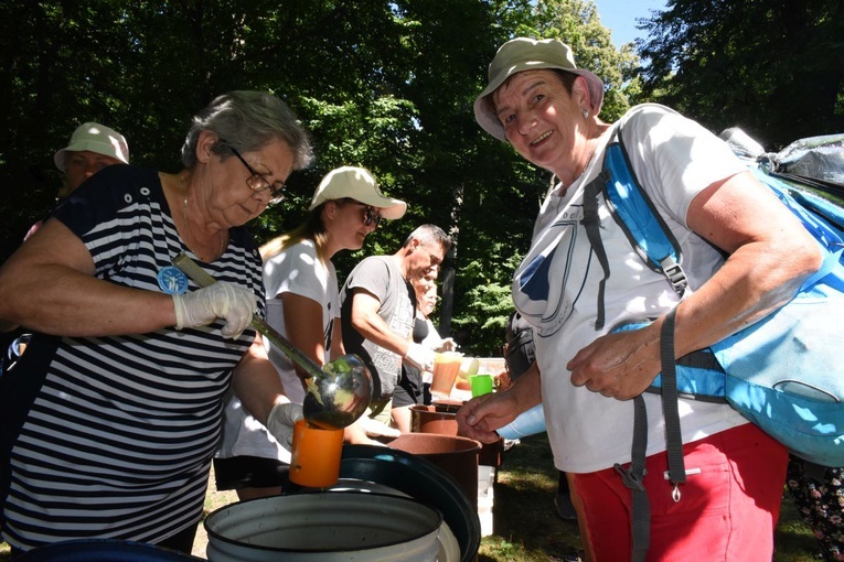 Pani Krystyna częstuje pielgrzymów zupą jarzynową.