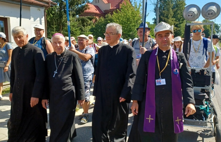 Na pątniczy szlak pielgrzymów wyprowadzili duszpasterze.