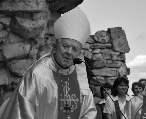 Bp John Walter Yanta podczas odpustu św. Anny na Górze Świętej Anny (rok 2009).