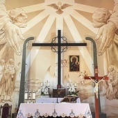 	O wyjątkowej historii kościoła przypomina polichromia w prezbiterium, dzieło bielskiego artysty Wiesława Wnętrzaka.