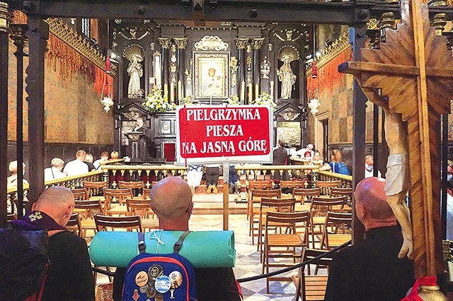 	Wejście zeszłorocznych pielgrzymów do kaplicy z cudownym obrazem MB Częstochowskiej.